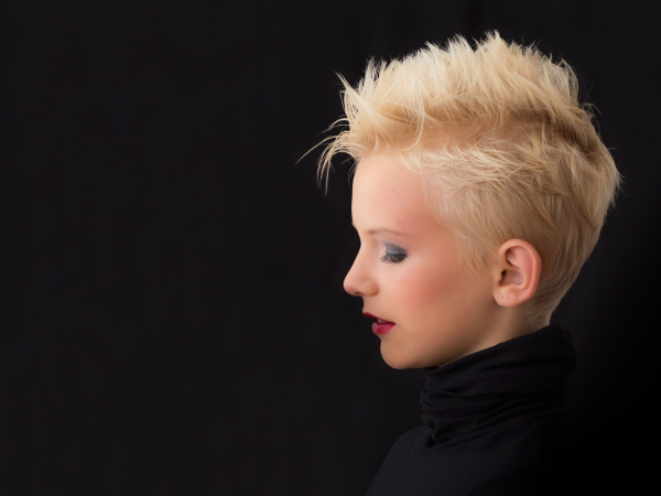 Réaliser une coupe de cheveux courte pour femme dans un salon de coiffure au Havre 76